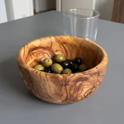 Bol rond en bois d’olivier garni d’olives vertes et noires