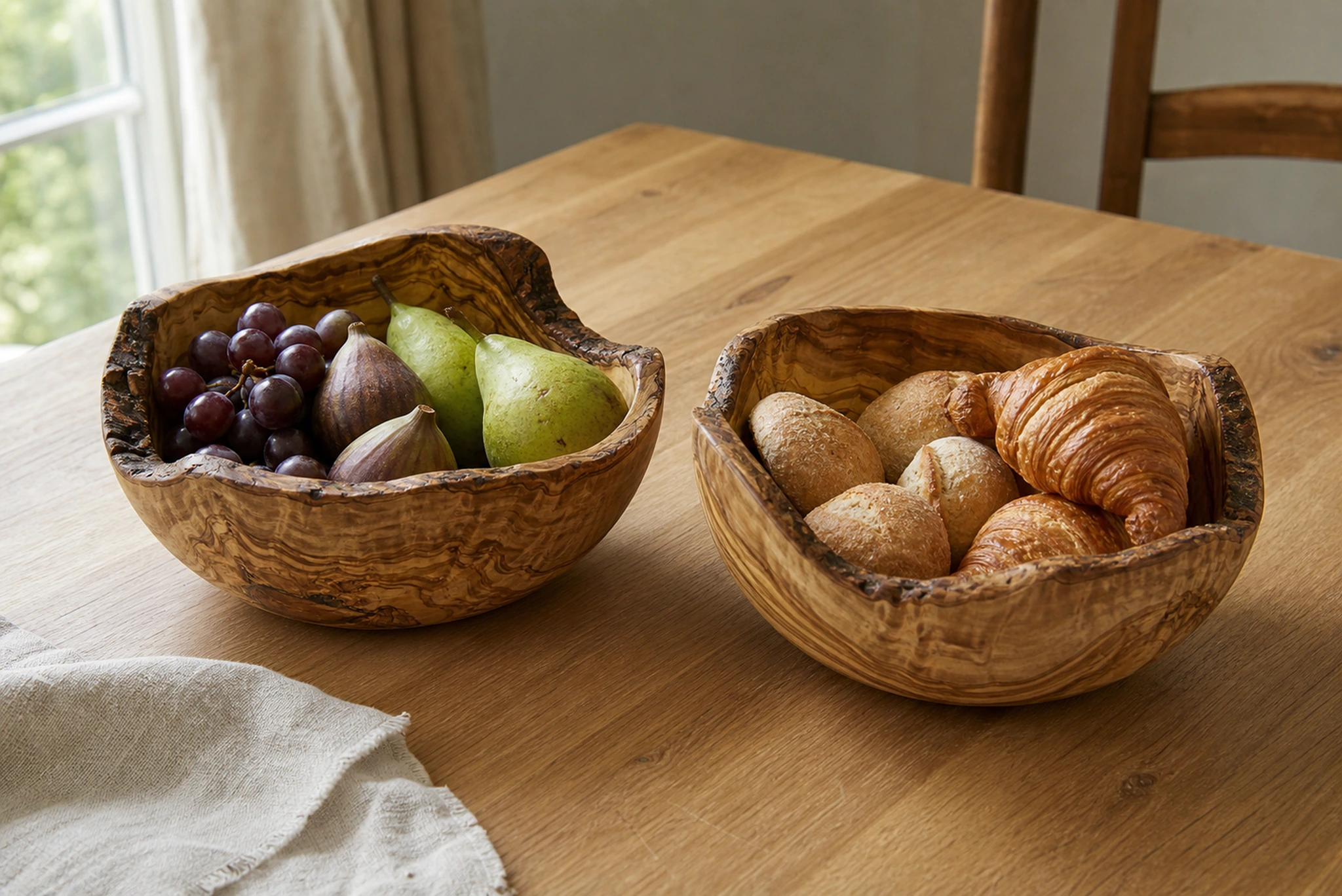 Deux saladiers rustiques contenant des fruits, des petits pains et des croissants pour le brunch