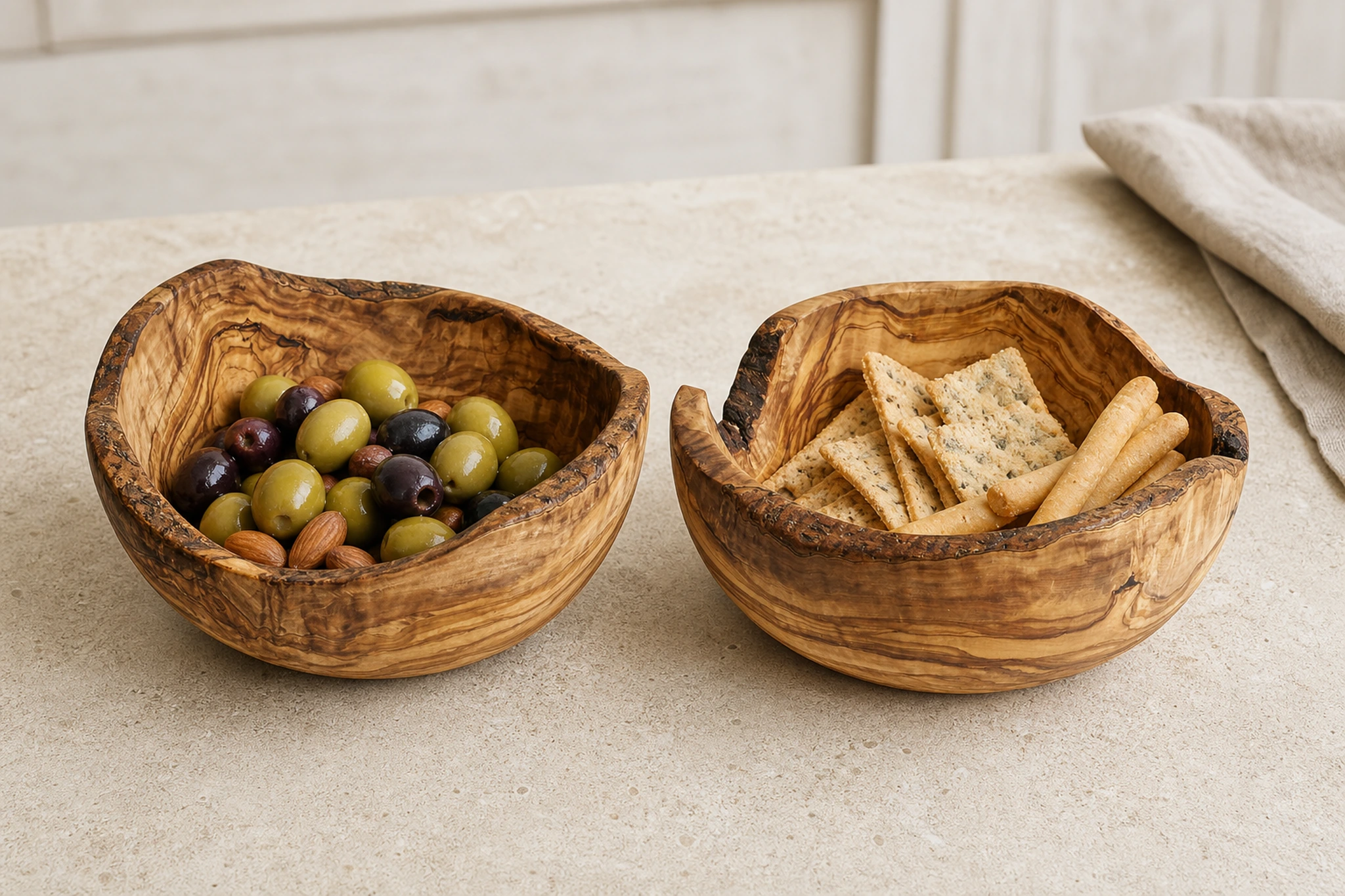 Duo de saladiers rustiques avec olives, amandes, crackers et gressins pour l’apéritif