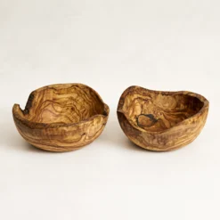Duo de saladiers rustiques en bois d’olivier 20 cm aux bords naturels différents