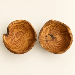 Vue de dessus de deux saladiers rustiques en bois d’olivier de 20 cm