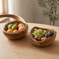 Deux saladiers rustiques en bois d’olivier de 20 cm utilisés comme coupes à fruits