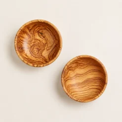 Vue de dessus de deux saladiers réguliers en bois d’olivier de 20 cm