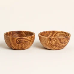 Vue de profil de deux saladiers en bois d’olivier de 20 cm à bord régulier