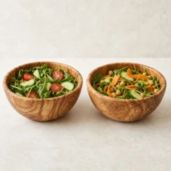 Deux saladiers en bois d’olivier de 20 cm utilisés comme bols à salade