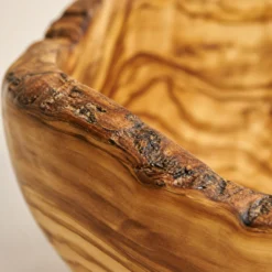 Détail du bord vivant et du veinage d’un saladier rustique en bois d’olivier