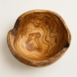 Vue de dessus d’un grand saladier rustique en bois d’olivier de 28 cm