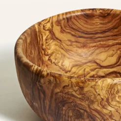 Détail du veinage du saladier régulier en bois d’olivier de 30 cm