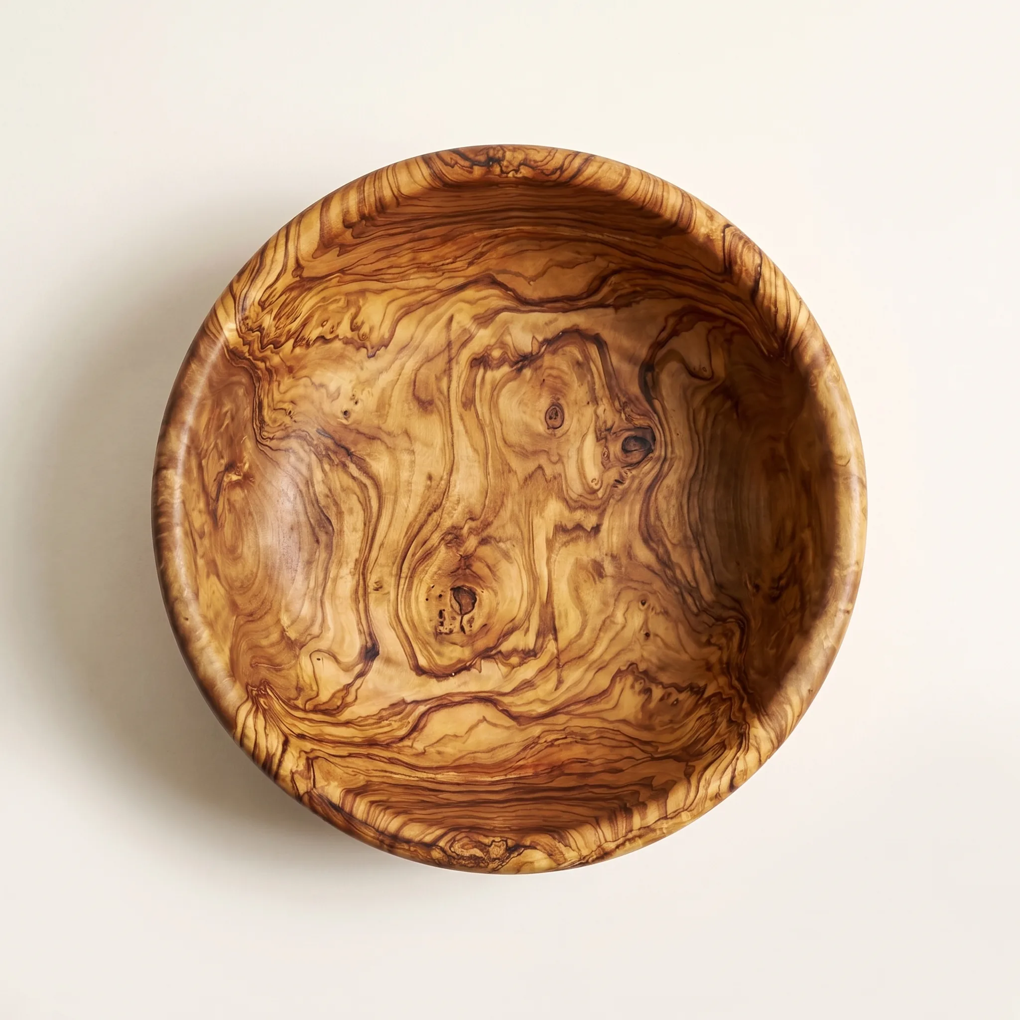 Vue de dessus du saladier régulier en bois d’olivier de 30 cm