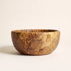 Vue de profil rapprochée du saladier régulier en bois d’olivier de 30 cm