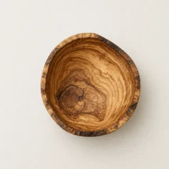 Vue du dessus d’un très grand saladier rustique en bois d’olivier 30 cm