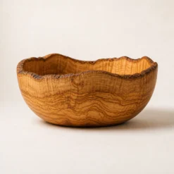 Vue de profil d’un très grand saladier rustique en bois d’olivier de 30 cm