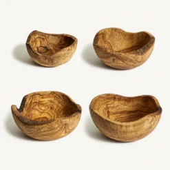 Quatre saladiers rustiques en bois d’olivier de 20, 22, 24 et 26 cm disposés en grille