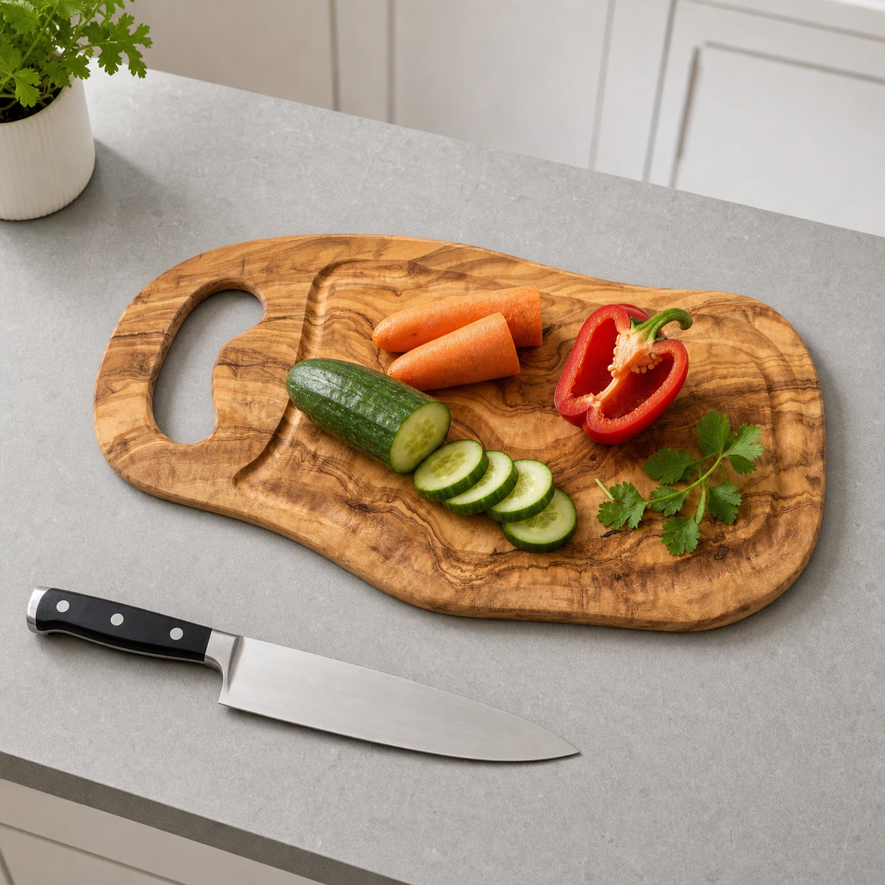 Planche en bois d’olivier avec ouverture intégrée, garnie de carottes, concombre, poivron rouge et persil