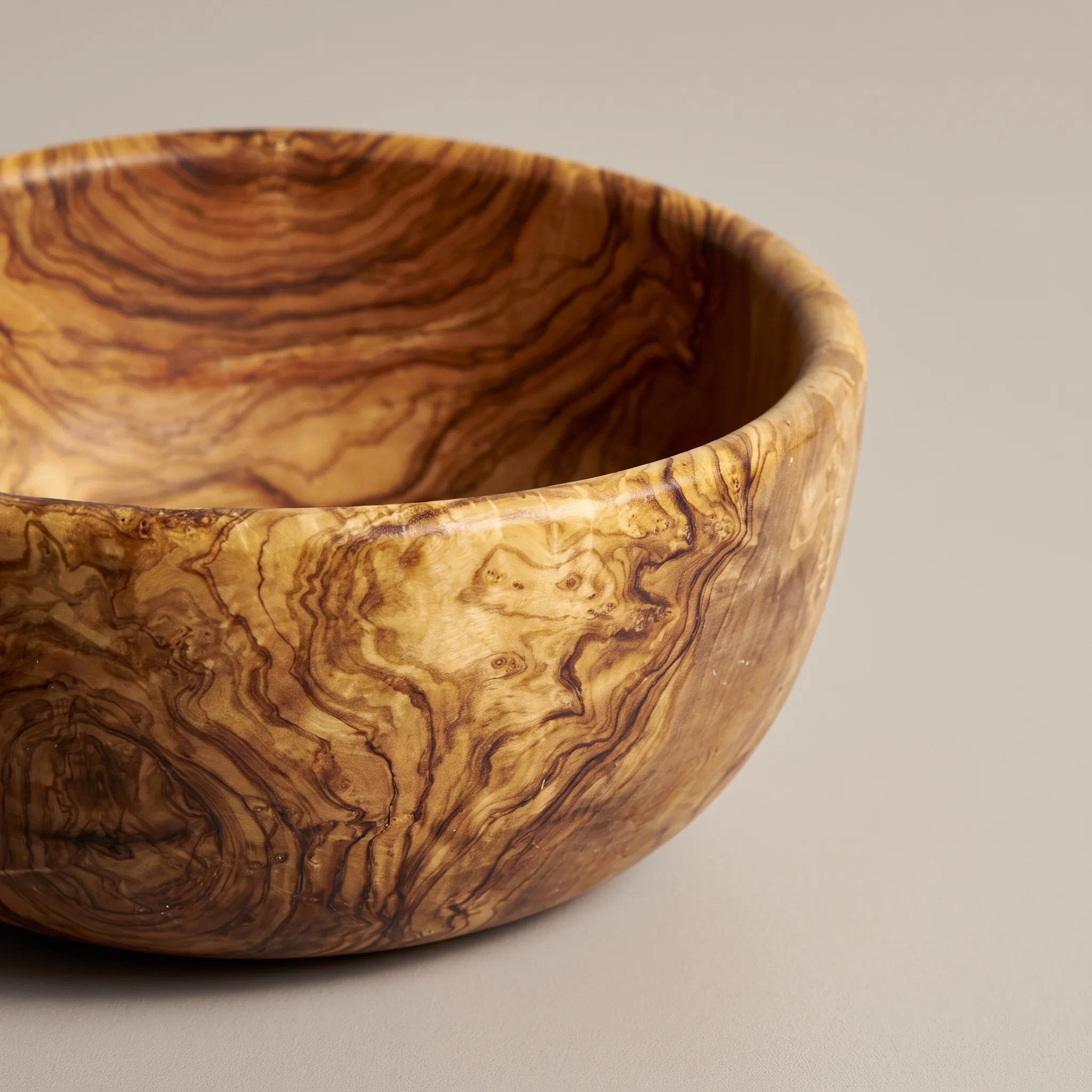 Détail du veinage naturel d’un saladier en bois d’olivier