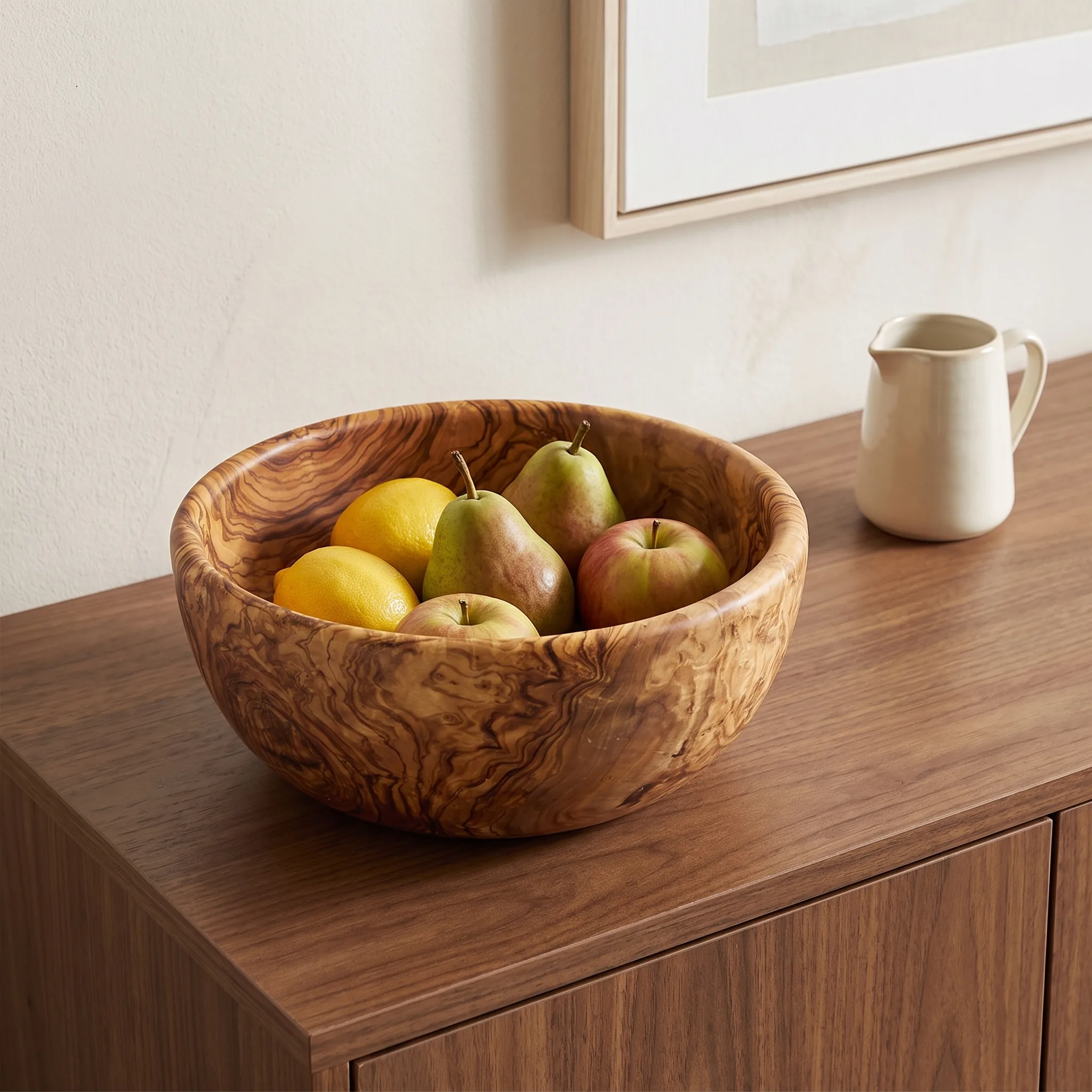 Saladier en bois d’olivier utilisé comme corbeille à fruits dans un intérieur contemporain