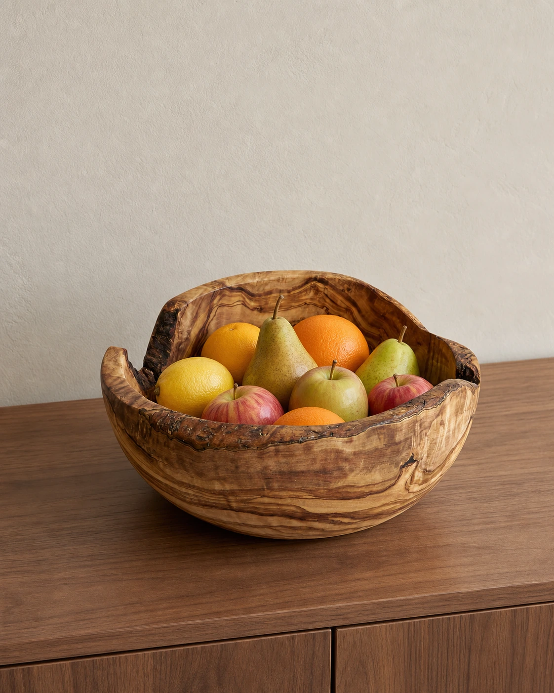 Saladier rustique en bois d'olivier enti�rement visible et rempli de fruits