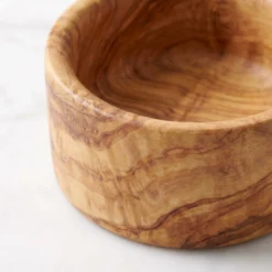 Détail du veinage et du rebord du petit bol en bois d’olivier