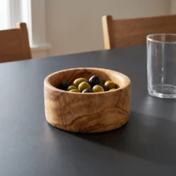 Composition lifestyle du petit bol apéritif avec olives sur une table