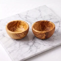 Set de 2 petits bols en bois d’olivier, vue studio