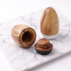 Threaded stoppers and white and black bases of the salt and pepper set