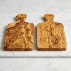 Vue de dessus de deux planches en bois d'olivier avec veinages uniques