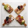 Set de 4 planches individuelles en bois d'olivier CB-07S4 garnies d'apéritifs sur marbre blanc