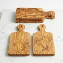 Vue de dessus de 4 planches a decouper et service en bois d'olivier authentique