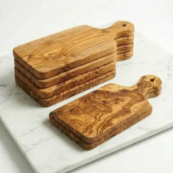 Set de 6 planches en bois d'olivier 29 cm empilées sur marbre blanc