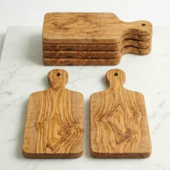 Vue de dessus de 6 planches en bois d'olivier disposées sur marbre