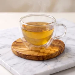Tasse de thé posée sur un sous-verre en bois d’olivier
