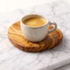 Tasse de café posée sur un sous-verre en bois d’olivier