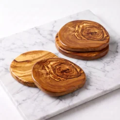 Plusieurs sous-verres en bois d’olivier aux veinages différents