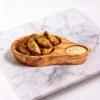 Mise en scène apéritive avec le plat à 2 compartiments garni d’ailes de poulet et sauce