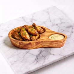 Mise en scène apéritive avec le plat à 2 compartiments garni d’ailes de poulet et sauce