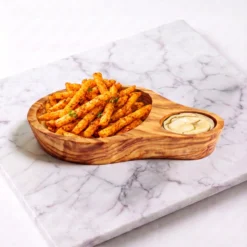 Présentation gourmande dans le plat à 2 compartiments avec frites et sauce