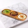 Mise en scène apéritive avec le plat à 3 compartiments en bois d’olivier garni