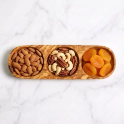 Dressage soigné dans le plat apéritif à 3 compartiments en bois d’olivier pour le service
