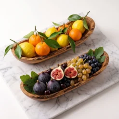 Deux coupes en bois d’olivier garnies d’agrumes, de figues et de raisins