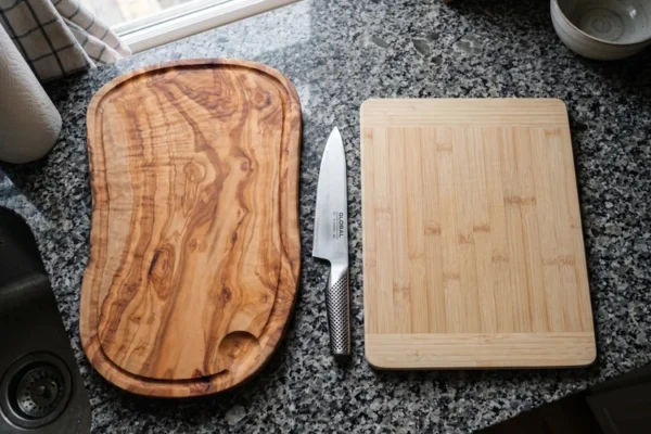 Comparaison de planches à découper en bois d’olivier et en bambou
