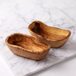Deux raviers à tapas vides en bois d’olivier présentés en vue studio trois quarts