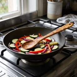 Cuillère en bois d’olivier utilisée pour mélanger des légumes