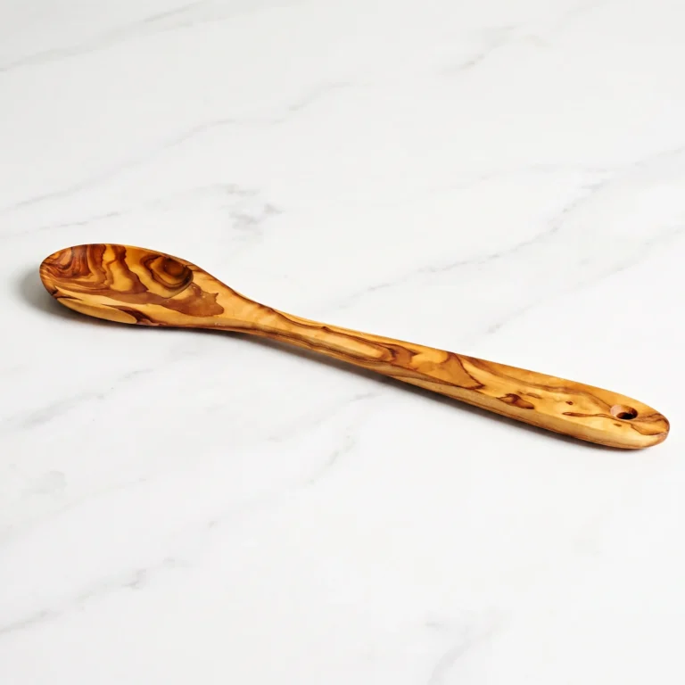 Cuillère en bois d’olivier de 30 cm sur marbre blanc