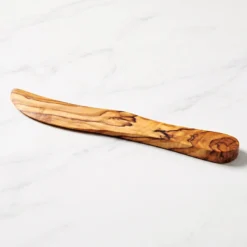 Tartineur en bois d’olivier sur marbre blanc