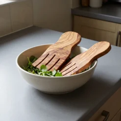 Paire de mains à salade en bois d’olivier dans un saladier