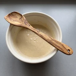 Cuillère à mélanger en bois d’olivier avec un bol de préparation