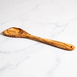 Cuillère à mélanger en bois d’olivier sur marbre blanc