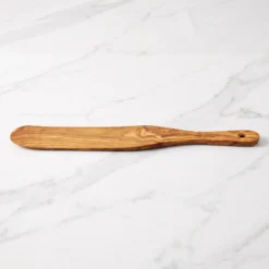Profil d’une spatule en bois d’olivier sur marbre blanc