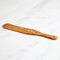 Spatule en bois d’olivier sur marbre blanc