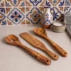 Set de 3 ustensiles en bois d'olivier en ambiance cuisine